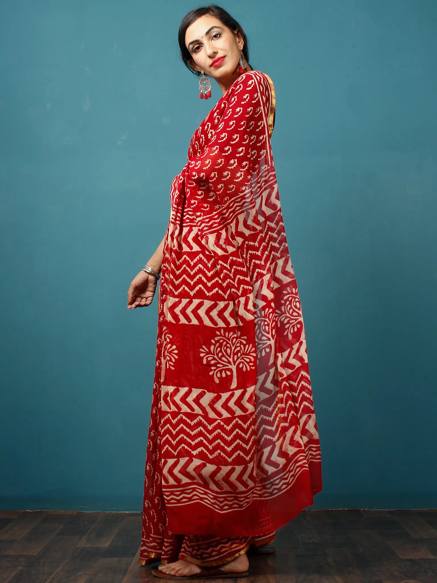 Red White Hand Block Printed Chiffon Saree with Zari Border - S031702788